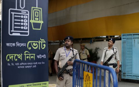 Oficiales de seguridad indios hacen guardia cerca de un centro de recuento de votos de las elecciones al Parlamento indio, en Calcuta, India oriental.