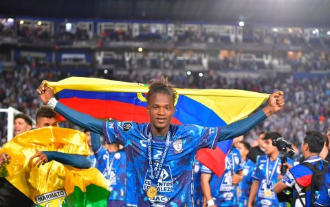 Andrés Micolta y su bandera en todo el festejo con Pachuca.