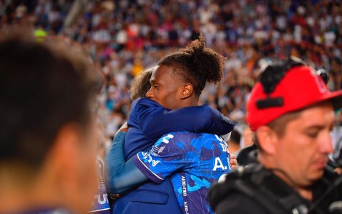 Andrés Micolta y un abrazo con Guillermo Almada DT del Pachuca.