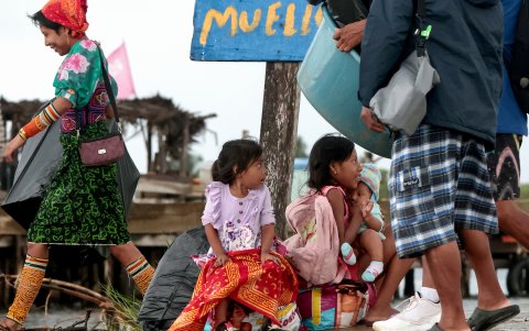Niñas del pueblo indígena de Guna Yala esperan para trasladarse de una de las diminutas islas que han sido su hogar ancestral.
