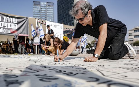 Familiares y amigos de los secuestrados y desaparecidos.