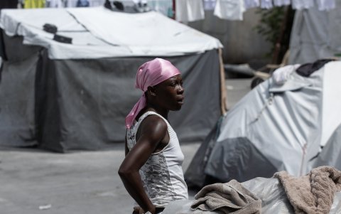 Una parte importante de las familias vive en pequeñas carpas en el patio del recinto  y otra ha encontrado un nuevo hogar en las gradas del gimnasio techado.