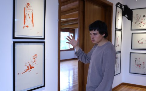 'Hay lobos en las calles' es la culminación de una propuesta que quería lograr: unir sus dos pasiones, el teatro y las artes plásticas.