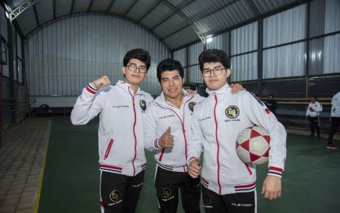 Gerardo Morán (c) con sus hijos Jahir y Joshua, quienes forman parte del equipo.