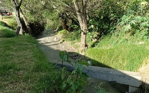Insalubridad. Las aguas negras ruedan sobre las vías y quebradas.
