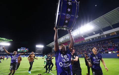Romario Ibarra fue a celebrar con los hinchas que llegaron a alentarlos en el estadio Banco Guayaquil.