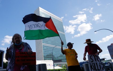 Un miembro del grupo Veteranos por la Paz sostiene una bandera palestina fuera de la misión de Estados Unidos ante las Naciones Unidas.