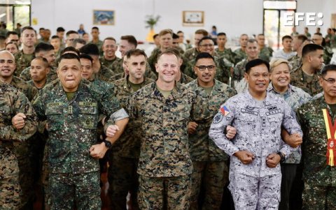 El comandante de la Unidad Expedicionaria de los Marines de EE.UU. Stuart Glenn (C), y los oficiales de los Marines de Filipinas en la apertura de los ejercicios militares conjuntos.