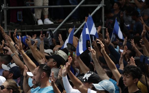 Simpatizantes del presidente Nayib Bukele, asisten a la ceremonia de investidura para un segundo período consecutivo de Bukele el 1 de junio de 2024.