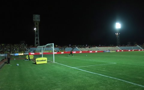 En el estadio La Cocha de Latacunga se atrasó el inicio del segundo tiempo entre Mushuc Runa y Barcelona, por la fecha 15 de LigaPro