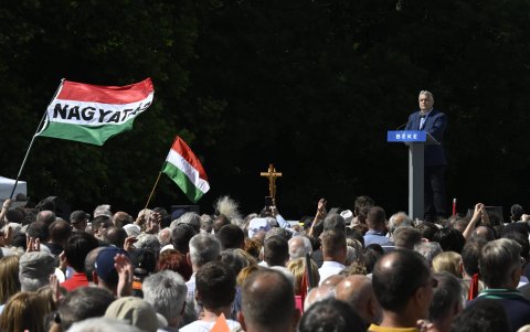 Ante miles de seguidores el primer ministro de Hungría, el ultranacionalista y prorruso Viktor Orbán, acusa a la UE de 