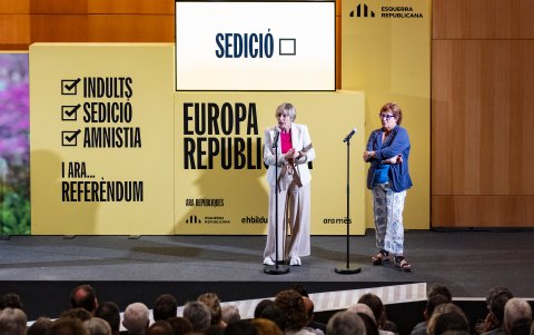 La expresidenta del Parlamento Carme Forcadell (i) y la exconsejera Dolors Bassa participan en el acto central de ERC hoy sábado en Vic.