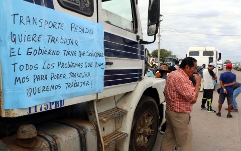 Transportistas de Bolivia realizaron varios bloqueos este lunes en carreteras de las regiones de Cochabamba, Oruro, Tarija y en una refinería en Santa Cruz.