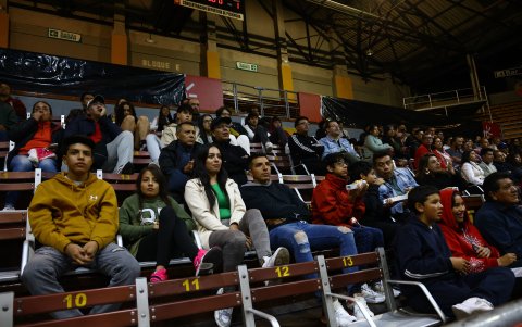 Cerca de 1.300 personas llegaron al coliseo Julio César Hidalgo para apoyar a los albos.