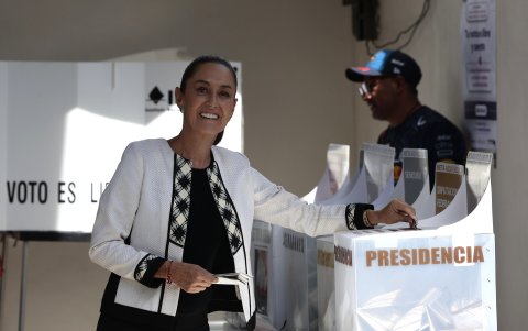 La candidata oficialista a la presidencia de México, Claudia Sheinbaum, vota en las elecciones generales mexicanas, en un colegio electoral en la Ciudad de México (México).