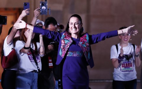 La oficialista Claudia Sheinbaum, ganadora de la elección, saluda a simpatizantes en la plancha del Zócalo en la Ciudad de México (México).