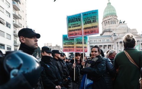 Policías vigilan a mujeres que participan en la marcha 'Ni una menos' cuya actividad central se realizara frente al Congreso Nacional este lunes, en Buenos Aires (Argentina).