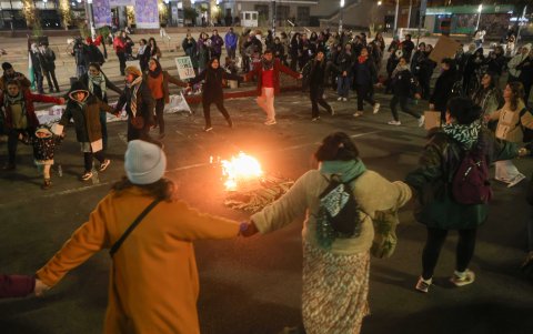 Centenares de mujeres marcharon por la Avenida 18 de julio de Montevideo, bajo la consigna 'NI Una Menos', en reclamo a los feticidios ocurridos en los últimos días.