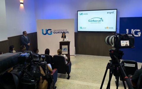 María José Albán, coordinadora de Protección Social y Bienestar Estudiantil de la Universidad de Guayaquil, presentó el proyecto SIEPI