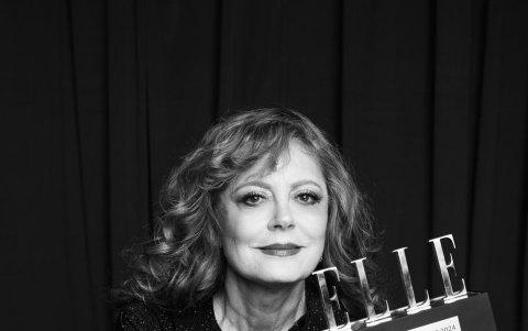 Susan Sarandon posando con su trofeo de Elle Style Awards