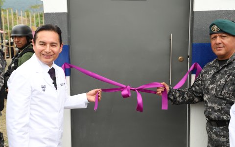 El ministro de Salud Franklin Encalada y el comandante policial en la zona 8, Víctor Herrera  durante la inauguración de la infraestructura.