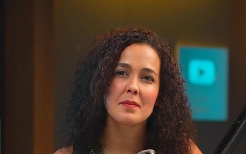 Alondra Santiago causó polémica por realizar una parodia del Himno Nacional.