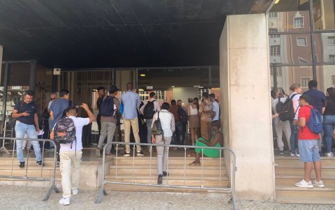 Los inmigrantes hacen filas de hasta 10 horas para gestionar sus permisos de residencia en Portugal frente a la colapsada Agencia de Integración, Migración y Asilo (AIMA) .