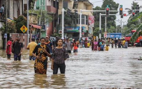 Las víctimas de las inundaciones en Sri Lanka caminan por una carretera inundada después de fuertes lluvias en el suburbio de Colombo, Sri Lanka, el 3 de junio de 2024.