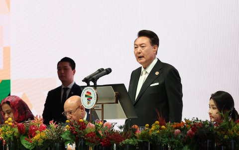 El presidente surcoreano, Yoon Suk Yeol, habla en una cena de recepción celebrada en el hotel Shilla en vísperas de la Cumbre Corea-África en Seúl, el 3 de junio de 2024.