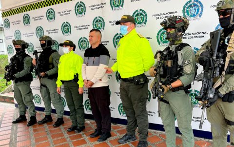 La Policía Nacional presenta a Carmen Evelio Castillo Carrillo, arrestado mientras se trasladaba en un taxi a una clínica donde se iba a someter a una cirugía estética este martes en Pereira.