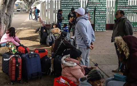 Activistas promigrantes en Tijuana, que limita con California, rechazaron esta medida por ser