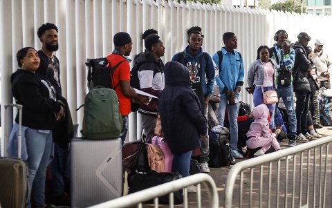 La orden de Biden permitirá a las autoridades estadounidenses deportar a quienes no superen estándares de asilo.