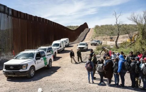 Una patrulla fronteriza estadounidense recoge a un grupo de solicitantes de asilo en Arizona el pasado marzo.