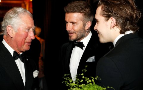 El rey durante una conversación con David Beckham y su hijo en 2019.