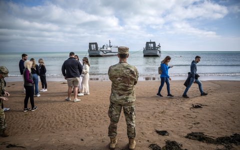 Un soldado estadounidense observa dos lanchas de desembarco de la Armada francesa en la playa de Omaha antes del 80º aniversario del Día D, en Saint Laurent-sur-Mer.
