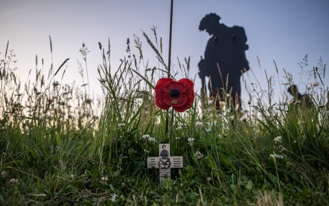 Una amapola roja con el número '80' se coloca frente a una silueta de la instalación en el British Memorial antes del 80º aniversario del Día D, en Ver-sur-Mer, Francia.