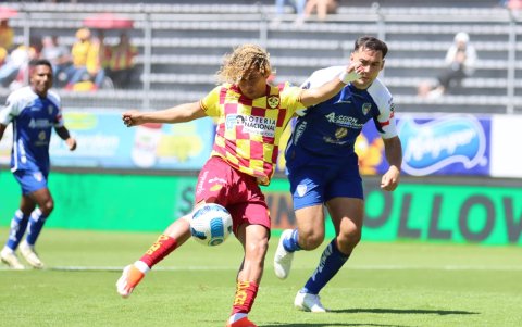 El lateral Carlos Cuero perdió protagonismo en Aucas y pidió salir del equipo.