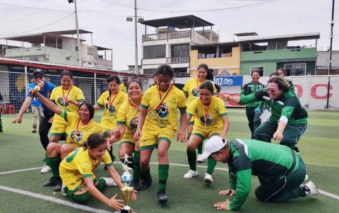 Sucumbíos terminó como campeón invicto en el torneo de fútbol femenino.
