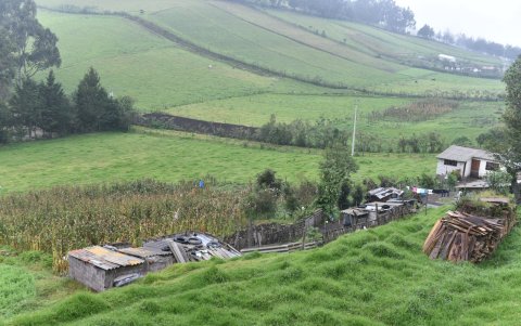 Para preparar la tierra para futuros sembríos los agricultores realizan la quema de los residuos de las plantaciones, la ceniza le da nutrientes a la tierra.