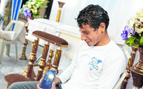 Marcelo, nombre ficticio, lloró al escuchar las anécdotas de las vecinas con su pequeña Carolina.