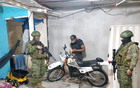 La madrugada de este 6 de junio, militares y policías ejecutaron varios operativos en Manta.