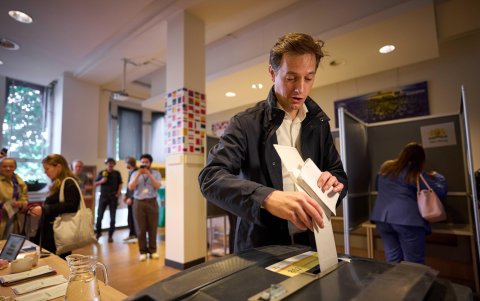 El líder del partido Volt, Laurens Dassen, vota para la elección de miembros holandeses para el Parlamento Europeo, en La Haya, Países Bajos, el 6 de junio de 2024.