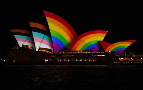 La icónica Casa de la Ópera de Sídney iluminada por los colores que representan a la comunidad LGTBI+.