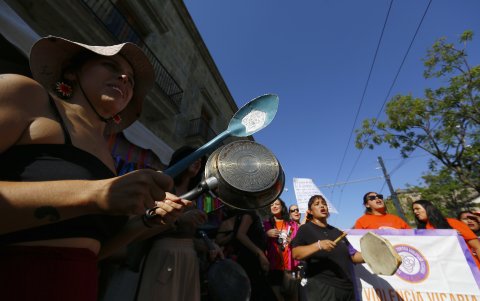 Una decena de mujeres que sufren violencia vicaria hacen huelga de hambre para exigir una ley para evitar que sus hijas e hijos sean retenidos por sus exparejas.