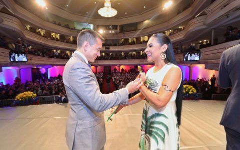 Daniel Noboa y Diana Atamain en la entrega de credenciales como presidente.