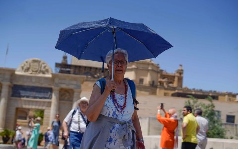 En la imagen del pasado mayo, una persona se protege del sol en la ciudad española de Córdoba.