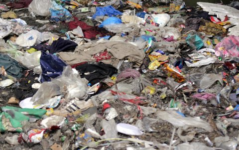 Una región de Pakistán veta las bolsas de plástico de menos de 75 micras.