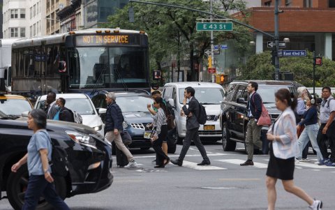 Una gran cantidad de personas y de vehículos copan las calles de la archiconocida Manhattan.