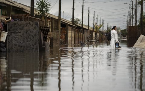 La enfermera, Itajane Barbosa dos Santos, residente del barrio Sarandí, camina por una calle afectada por las inundaciones, este lunes en Porto Alegre.