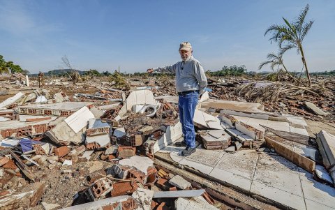 El presidente brasileño, Luiz Inácio Lula da Silva, durante su visita este jueves a algunas de las zonas devastadas por las inundaciones en el estado de Rio de Grande do Sul (Brasil).